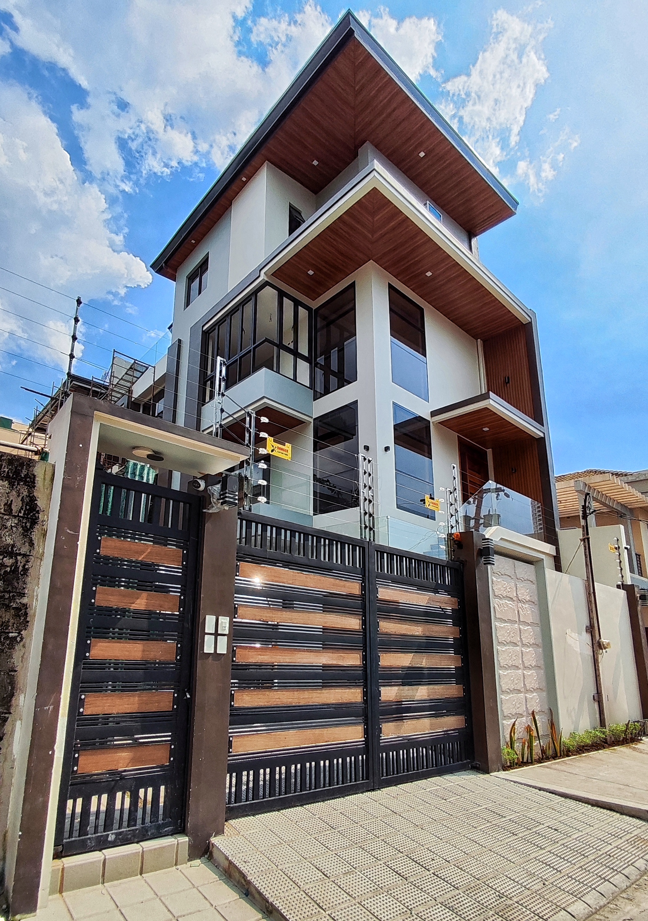 30M Ready For Occupancy 4 Storey Duplex Townhouse in Santa Mesa Manila For Sale Near Don Bosco School - LSS