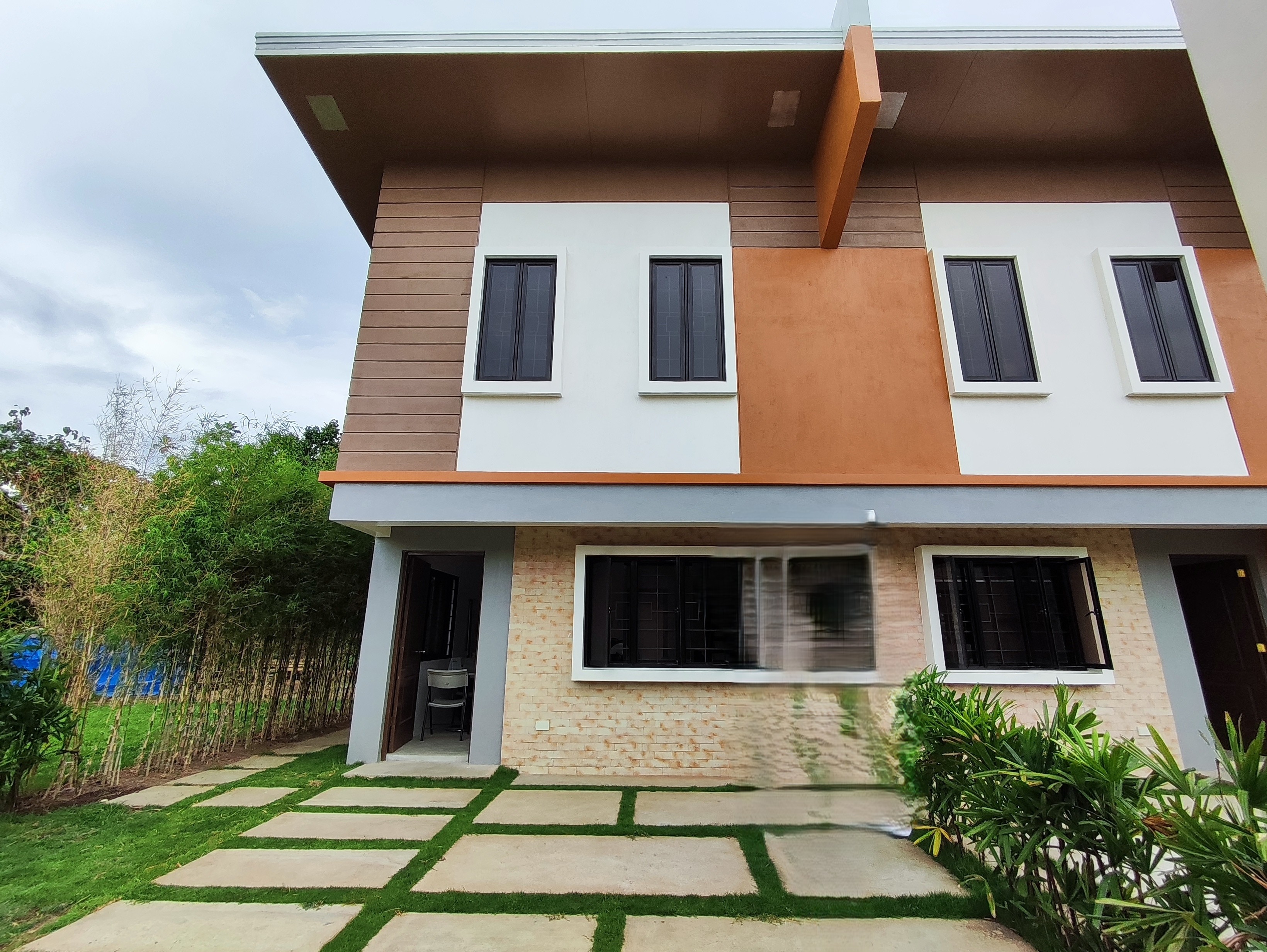 Fully Furnished 2 Storey Townhouse End Unit w/3BR, For Sale in Brgy. Mabini, Lipa City, Batangas-EA