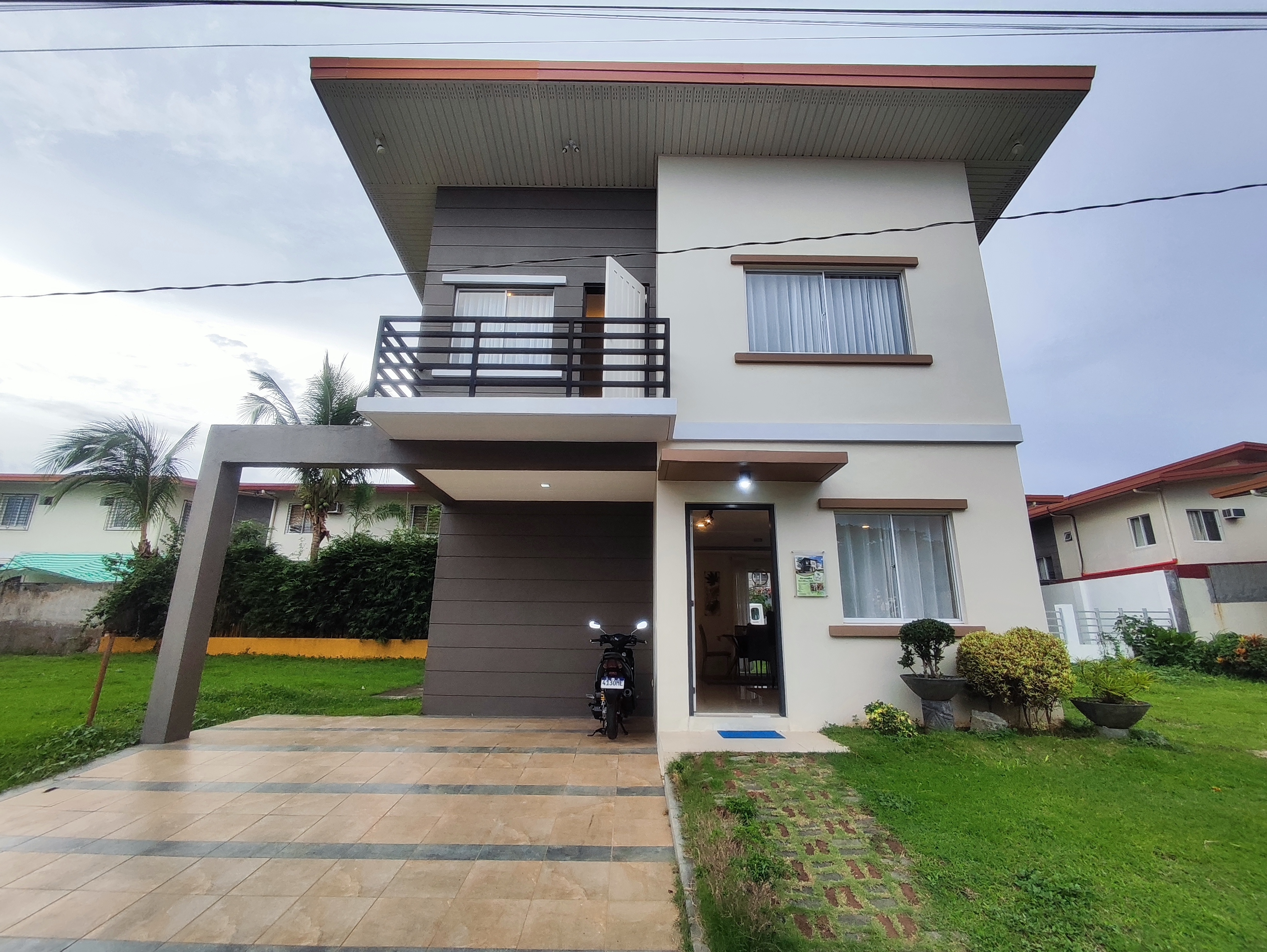 9.8M- For Sale 2 Storey Single Detached House & LOT w/ 3 BR plus Balcony & Lanai, Located in Brgy. Maraouy Lipa City- EA
