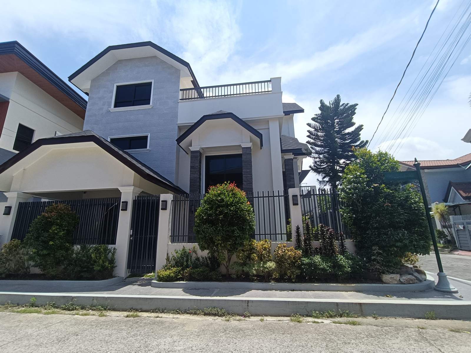 Corner House and Lot for Sale in Greenwoods Village Pasig Pre-owned-MD