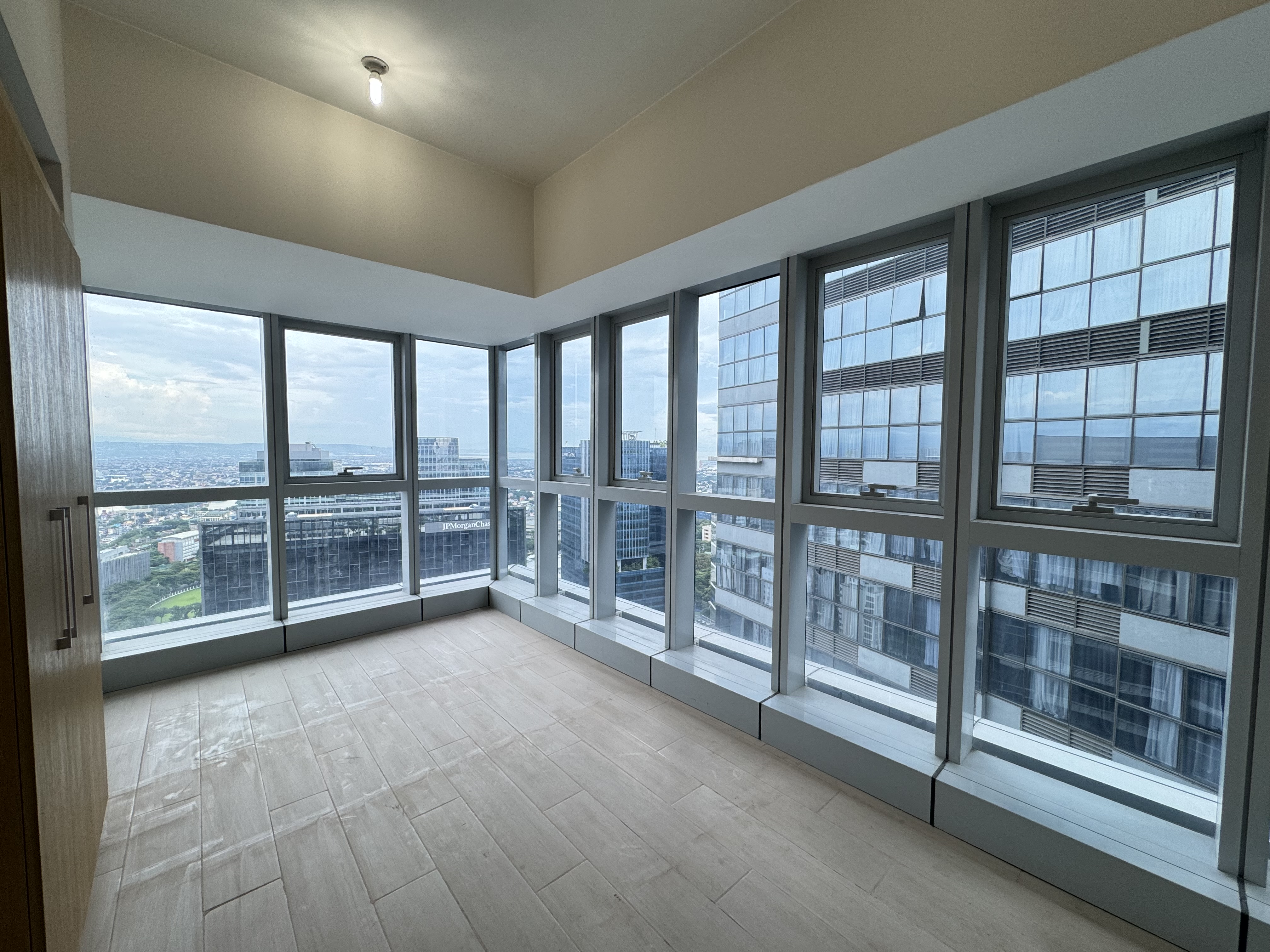 Prime 3 Bedroom Rent to Own Condo For Sale in Uptown Parksuites BGC Taguig facing East and lights of Uptown Mall