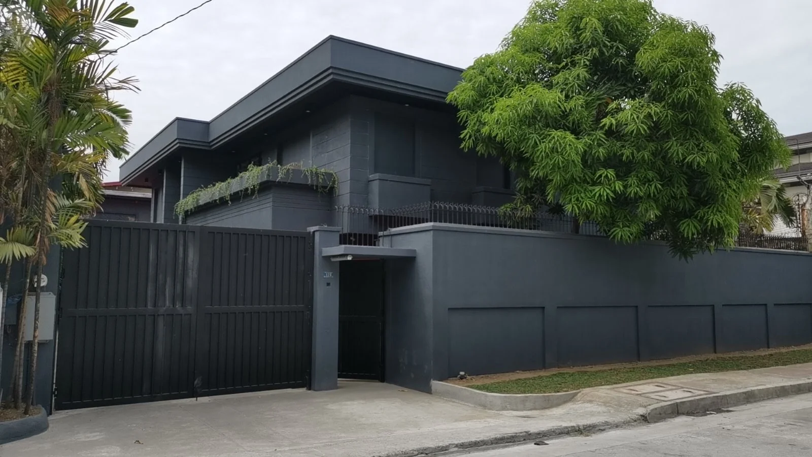 House & Lot With Warehouse - Simoun St., Sto. Domingo | 3BR 1000sqm House & Lot for Sale in Quezon City