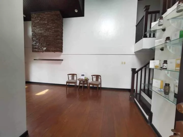 6 Bedroom House & Lot for Sale in Bf Resort Village