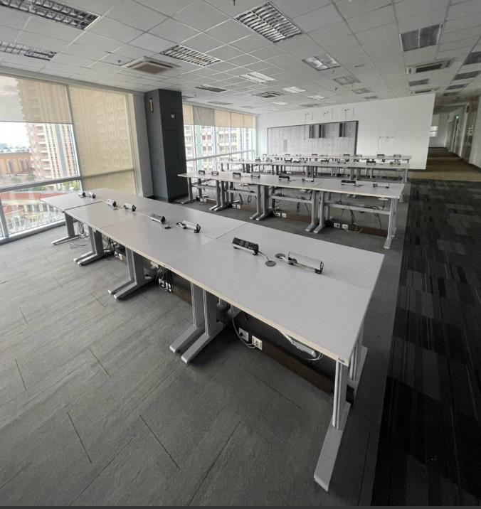 Move- In Ready Fitted Office Space with 280 Workstation for Lease in a 24/7 Capable Building