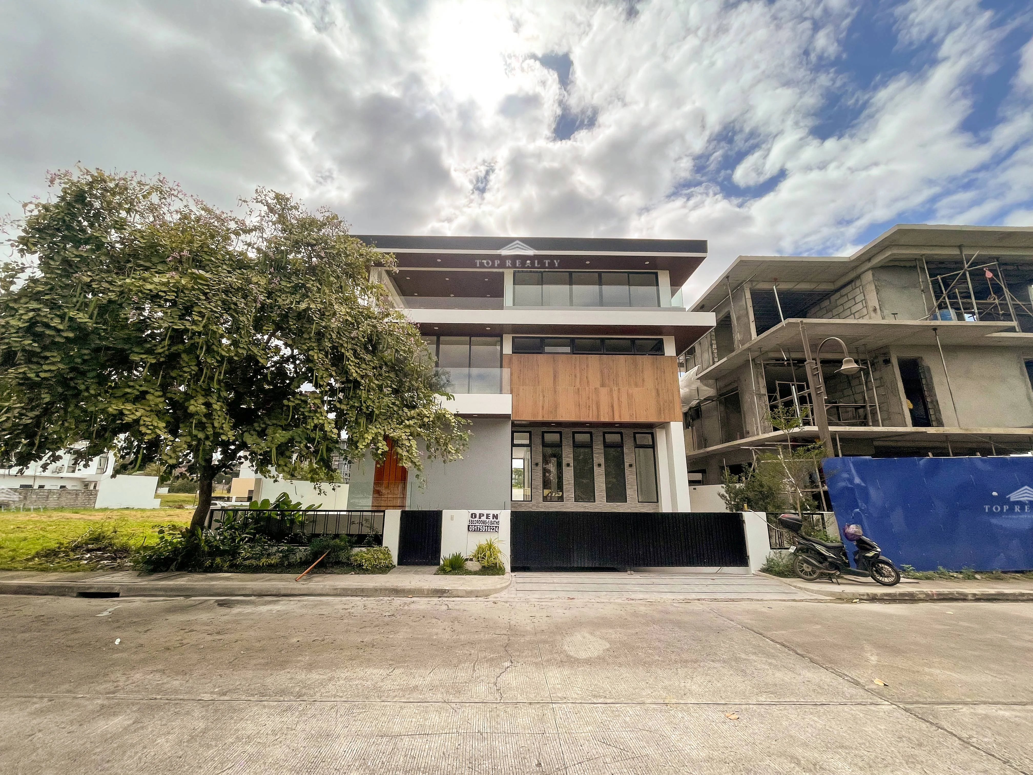 5 Bedroom House & Lot for Sale in Alabang West - Las Piñas City