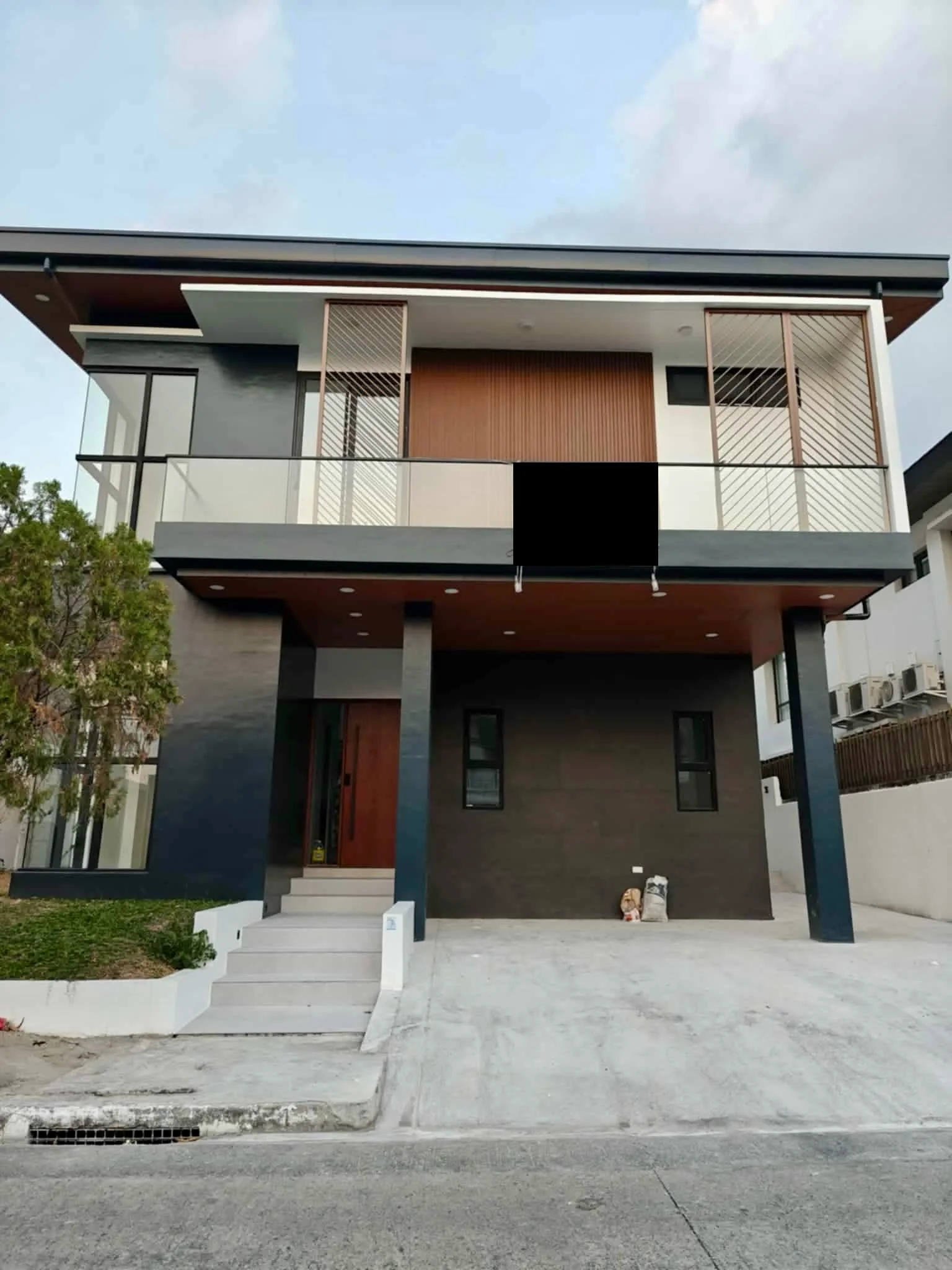 5 Bedroom House & Lot for Sale in Tahanan Village