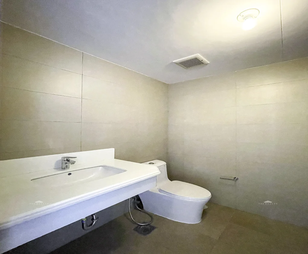 2 Bedroom Condominium for Sale in Oak Harbor Residences