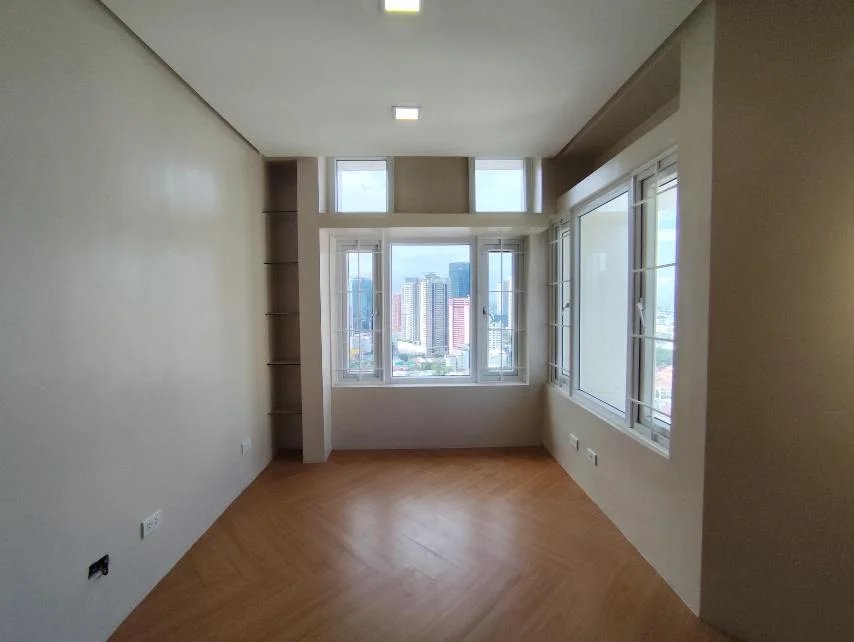 4 Bedroom Condominium for Sale in Kingswood Makati