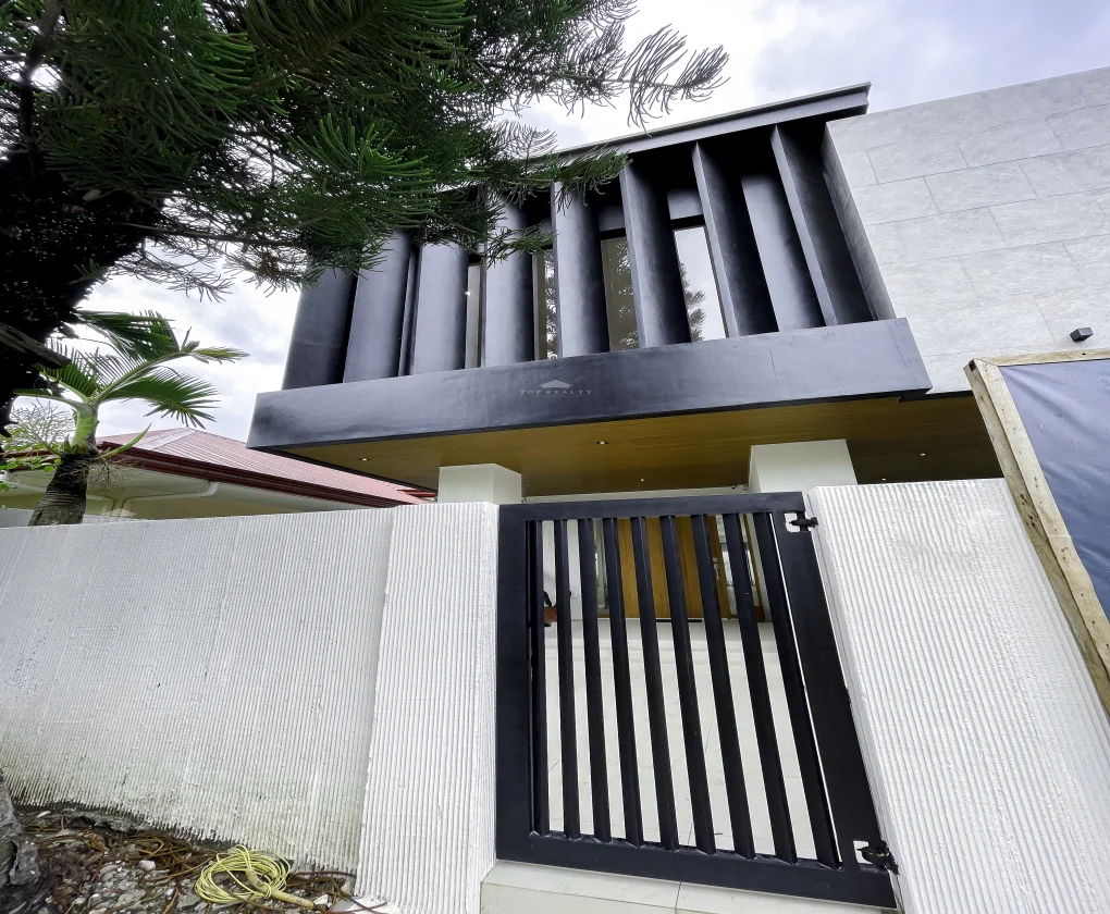 4 Bedroom House & Lot for Sale in Bf Resort Village