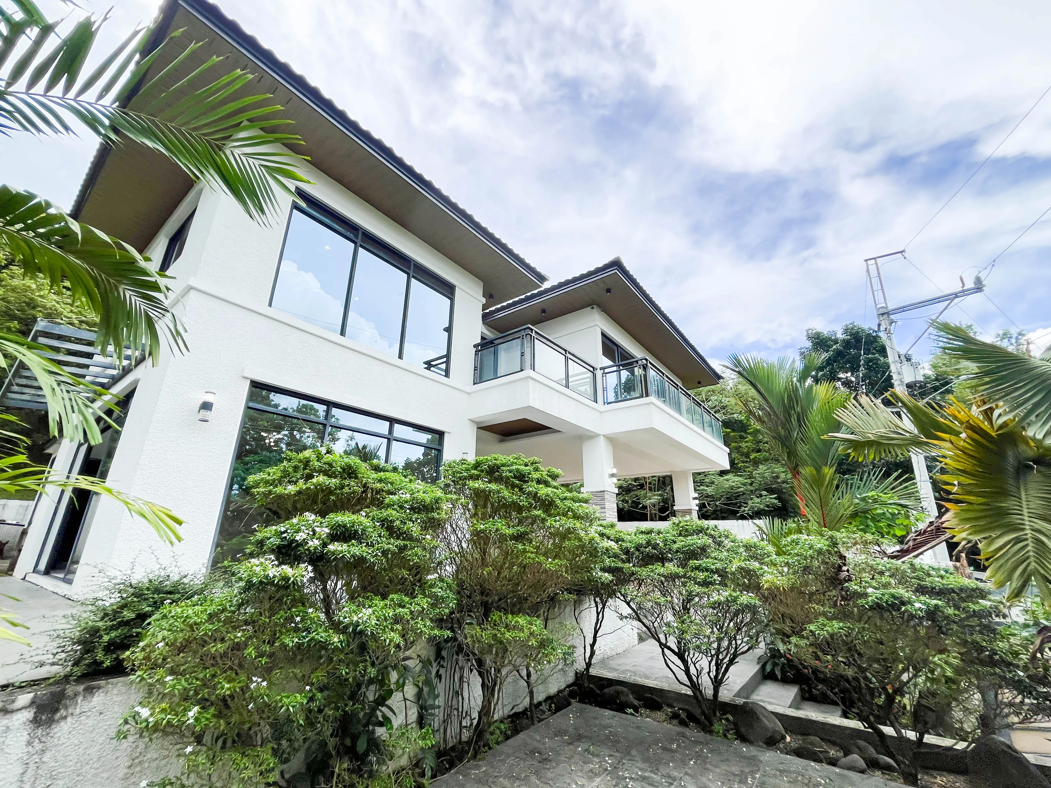 5 Bedroom House & Lot for Sale in Sun Valley Estate